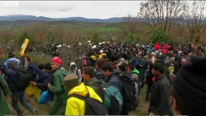 Migrant crisis: Hundreds cross river near Macedonia