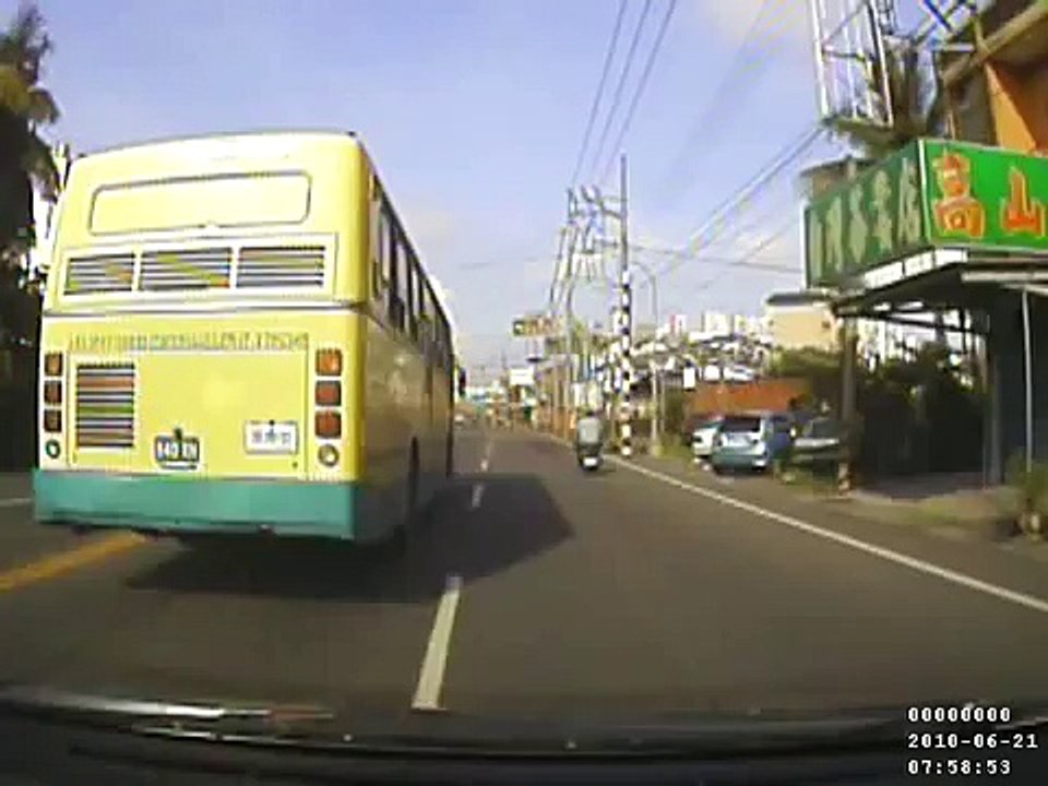 某某警方說我肇事逃逸.mp4