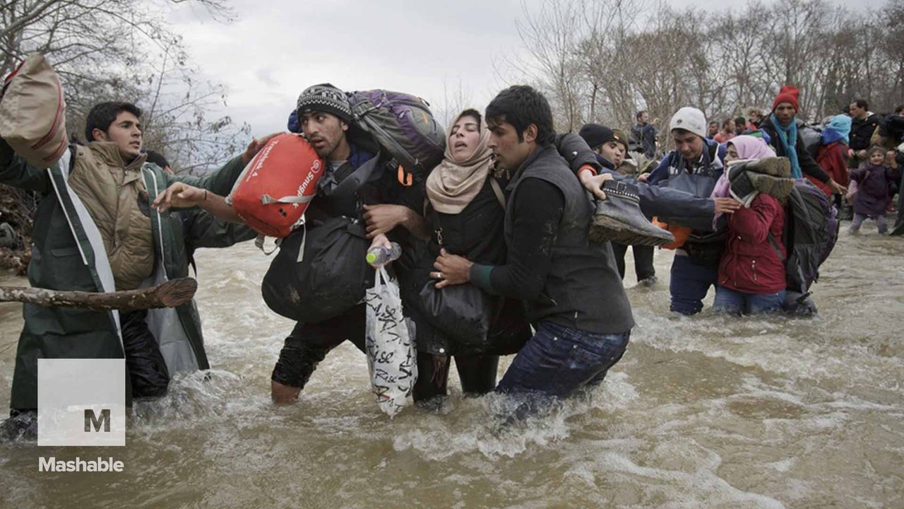Macedonian army detains hundreds of refugees who tried to cross closed border