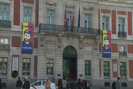 Cifuentes apoya a Leopoldo López con dos carteles en Sol