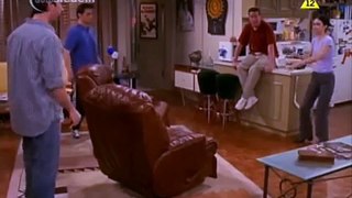 Friends - Chandler wszystko upuszcza XD