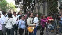 Cerca de 150 aficionados esperan a The Rolling Stones en su hotel de México