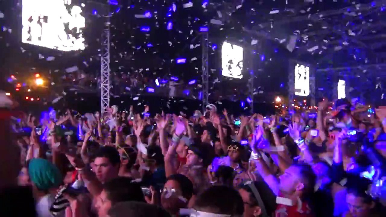 Benny Benassi - Beautiful People w/ Chris Brown LIVE ESCAPE FROM WONDERLAND 2011