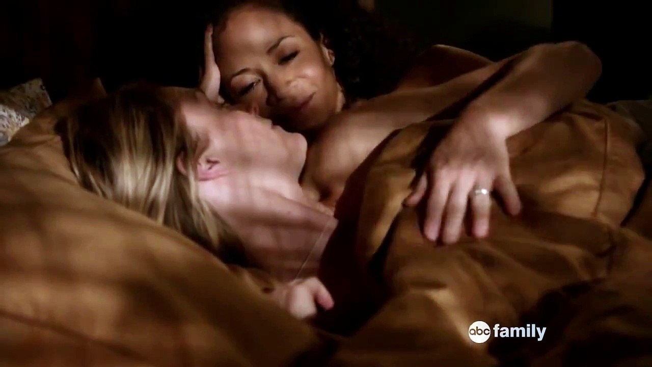 Stef and Lena Kiss 1x11