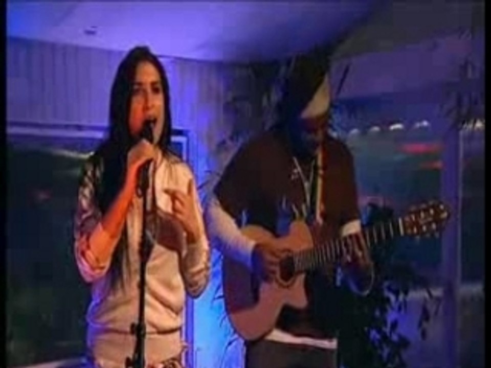 Amy Winehouse - Stronger than me {Live @ Glastonbury - 2004}