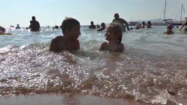 VLOG:Дети купаются на море.Пляж песок и солнце.Геленджик .Trips to the sea Russia