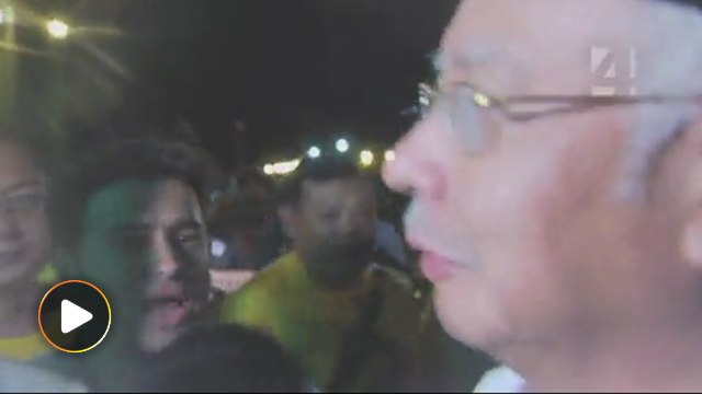 ABC video shows cops protecting Najib from Australian journalist