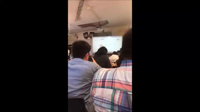 Un prof matte des photos de femmes en lingerie en plein cours... Grillé