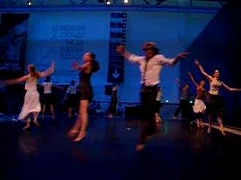 Danse folklo plus fleurs