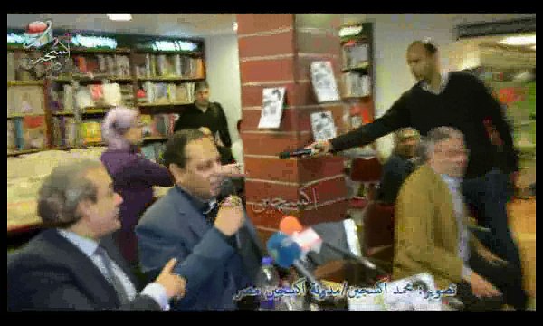 عقب إقالة «الزند».. علاء الأسواني الثورة مستمرة وستحقق أهدافها.