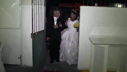 Ce DJ ruine l'entrée de cette mariée en diffusant un remix de la marche nuptiale