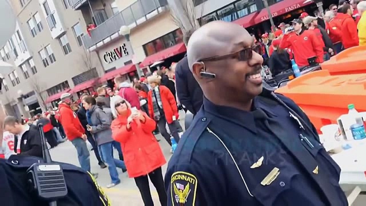 Ovaj Decko  Obozava Da Zeza Policajce i Bas Uziva U Tome.....