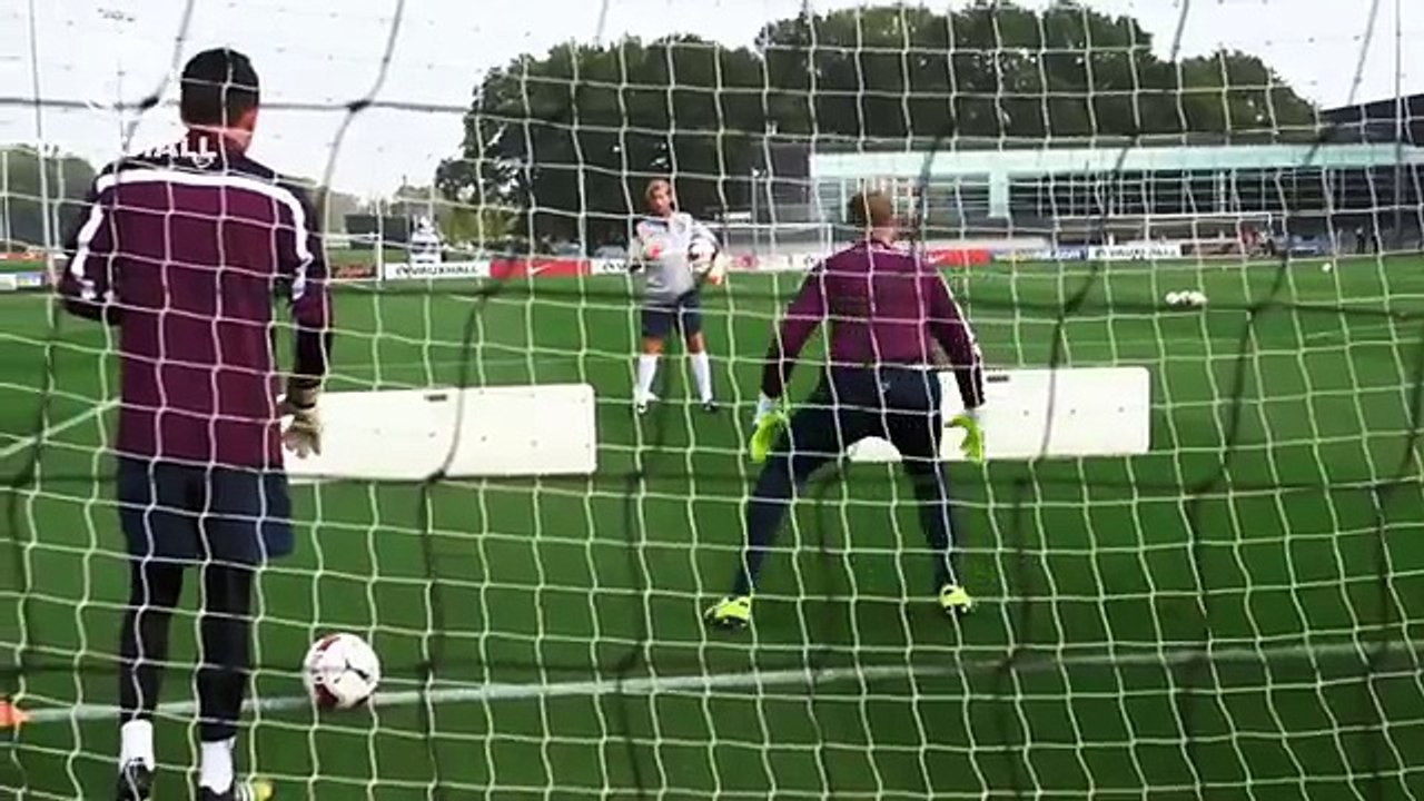 Owen joins Rooney & England for training - Inside Training