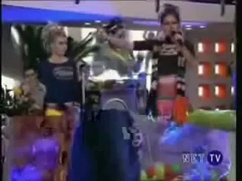 Mia arruina el desfile de Sol Rebelde way VS Rebelde