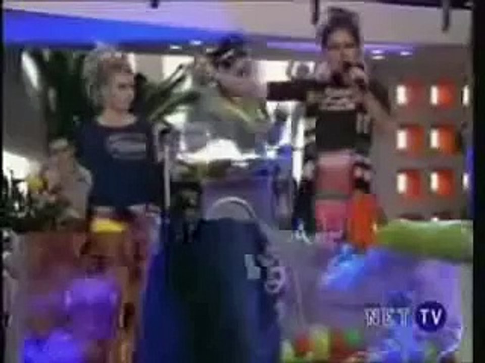 Mia arruina el desfile de Sol Rebelde way VS Rebelde