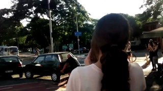 Un homme déplace une voiture garée sur une piste cyclable Brésil