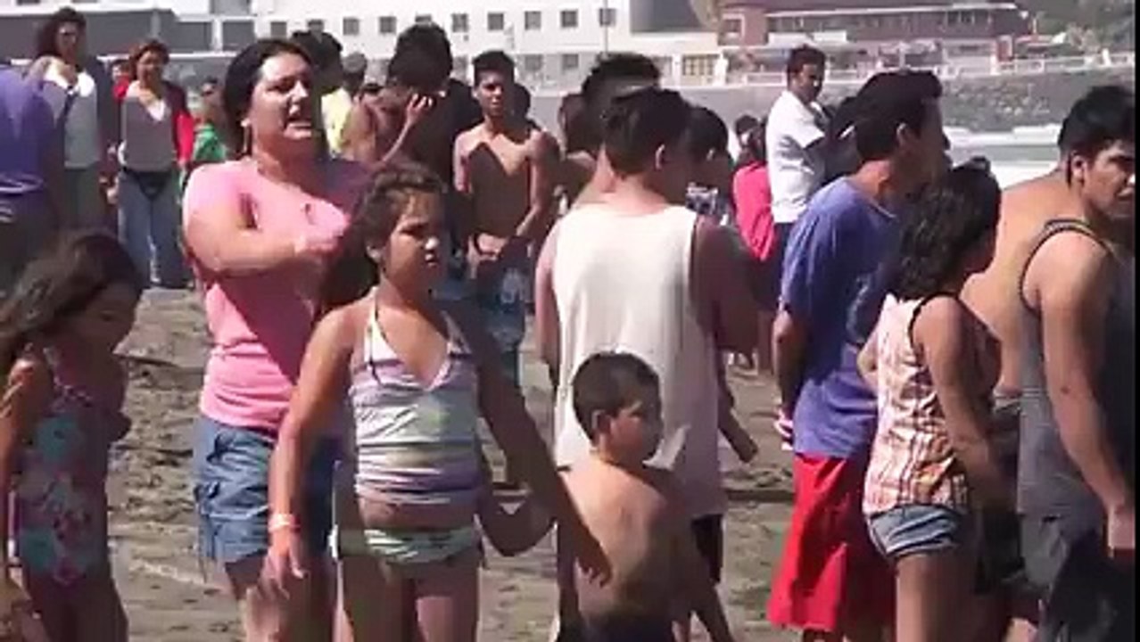 بائع مخدرات في يحتمي بالبحر كي لا يقع في قبضة الشرطة ههههه