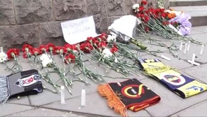 Kaldırıma Bırakılan Karanfillerin Arasına 'Alışmıcam Kardeşim' Yazılı Not Kondu 2