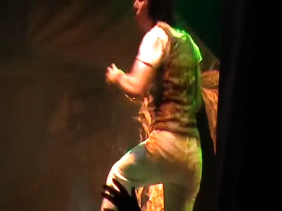 Un chanteur reçoit des projectiles et continue de chanter comme si de rien n'était !