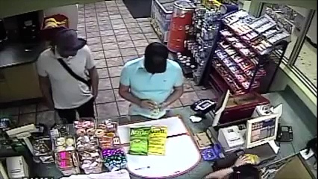 3 hommes piratent un lecteur de Carte Bleue en qques secondes dans une épicerie
