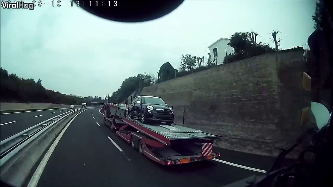 Se garer sur le coté gauche de l'autoroute : très mauvaise idée. Accident terrible