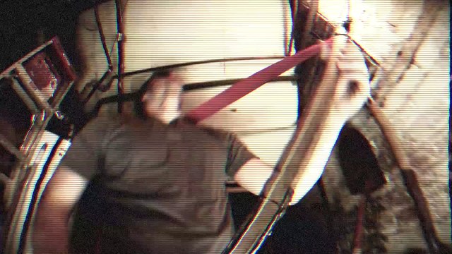 Jouer du Rage Against The Machine sur une pelle à une corde comme guitare !