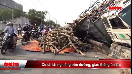 Xe tải lật nghiêng trên đường, giao thông ùn tắc