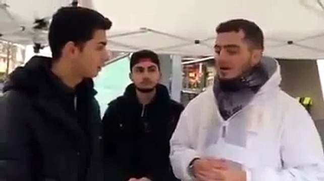 Deutscher konvertiert zum Islam in Stadt