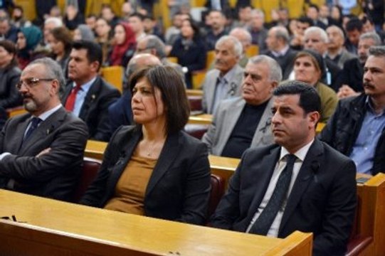Demirtaş ve HDP'li Vekillerden Ankara Saldırısına Siyah Kurdeleli Tepki