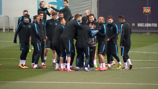 Crianças invadem treino do Barcelona e fazem a festa com jogadores