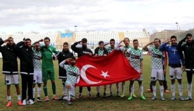 Sivas Belediyesporlu Futbolcular Amedspor'u Yenip Asker Selamı Verdi