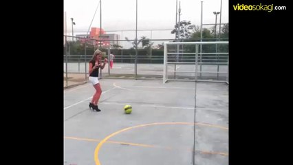 Topuklu ayakkabılarla erkeklerden iyi top sektiren kız