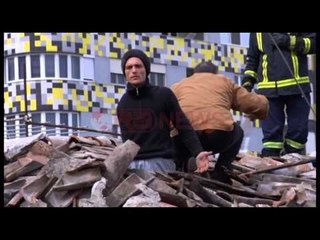 Banorët të pakënaqur me kompensimin, mbi çati refuzojnë prishjen e banesës- Ora News-