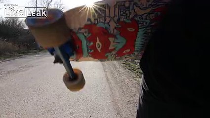 En pleine descente sur son longboard, il se retrouve face à face avec une voiture