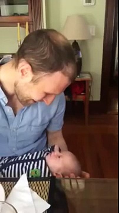 Ce papa cherchait à câliner son bébé, mais la réaction du bébé est à mourir de rire !