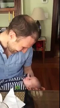 Ce papa cherchait à câliner son bébé, mais la réaction du bébé est à mourir de rire !