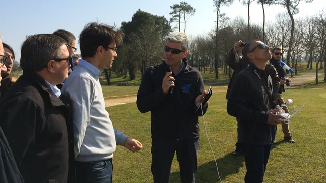 Démonstration de drone devant les élus