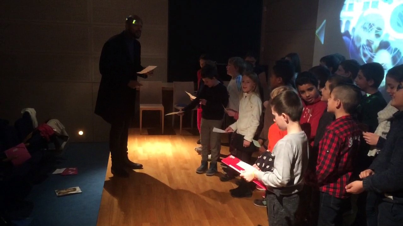 Les CM1 de l'école Notre-Dame-Perrier de Châlons avec Jean-Luc Guizonne
