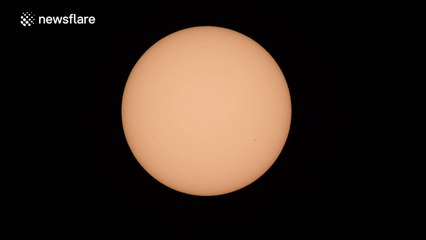 Plane crosses Sun in stunning time-lapse