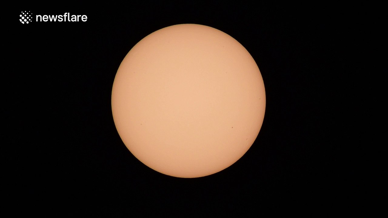 Plane crosses Sun in stunning time-lapse