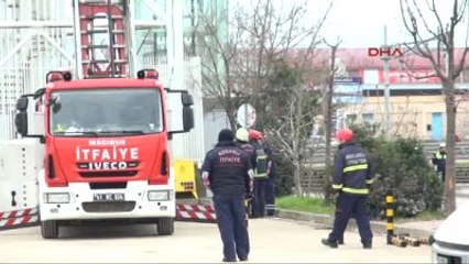 Kocaeli 45 Metre Yüksekliğindeki Tabelanın Üstüne Çıkıp İntihar Etmek İstedi