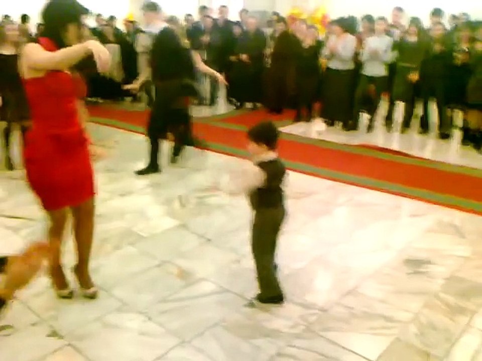 Il lui demande pour une danse, mais gardez un oeil sur ses petits pieds... ADORABLE!