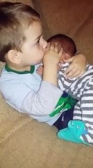 Ce gamin refuse de laisser partir son petit frère