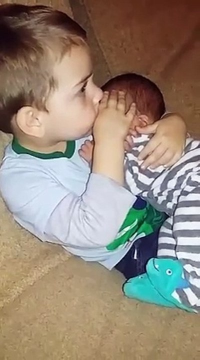 Ce gamin refuse de laisser partir son petit frère