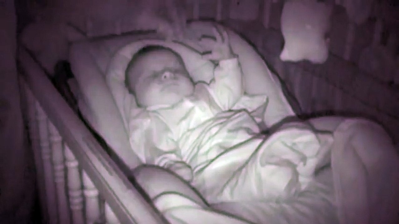 Ils voulaient bien positionner leur petit bambin, mais une chose des très hilarante leur surprend !