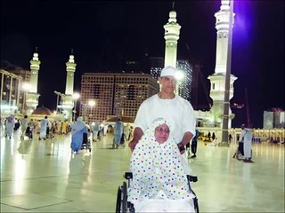 Aamir khan Hajj with mother - Downloaded from youpak.com