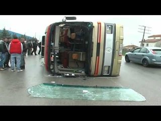 Télécharger la video: 14 TE PLAGOSUR NGA AKSIDENTI NE KORÇE, AUTOBUZI U PERPLAS DHE DOLI NGA RRUGA LAJM mpg