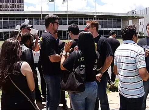 APROVADOS EM CONCURSO PROTESTAM NO BURITI.