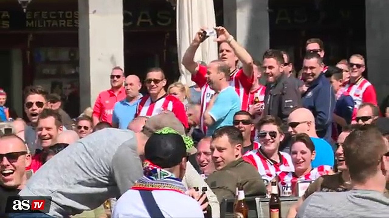 Travelling PSV fans humiliate beggars in Madrid