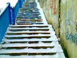 Гена Горин шагает по синему мосту зимой — Синий мост в городе Орле